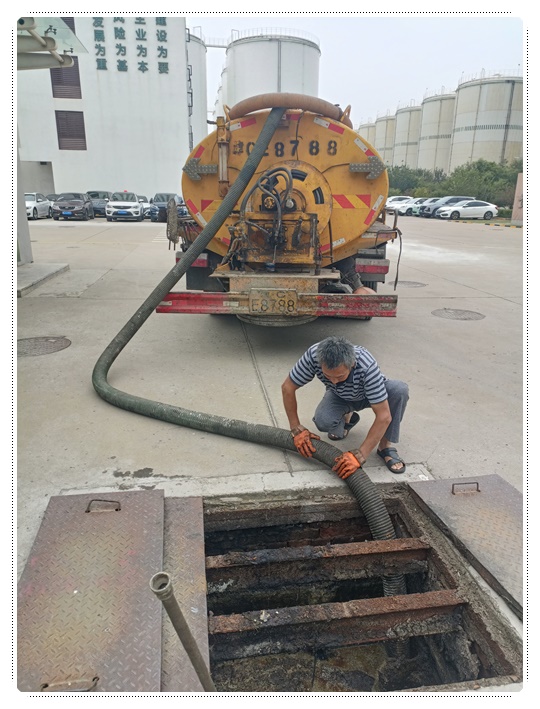 新城镇隔油池清掏