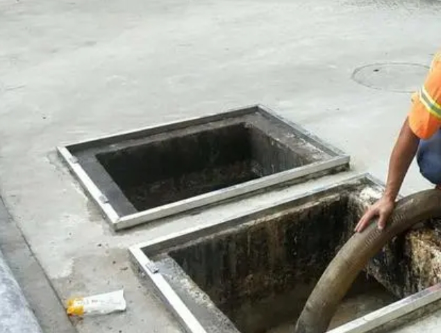 新城镇化粪池清理
