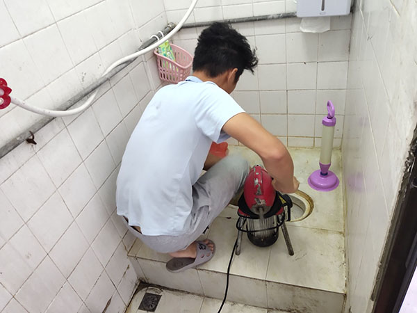 新城镇肥皂掉到马桶里把马桶堵住了怎么办？马桶堵住了怎么办