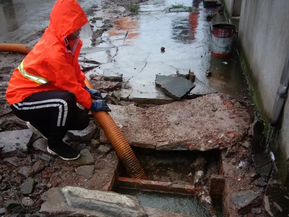 新城镇专业清理污水池 炜誉市政以规范流程守护城市 “肠道”