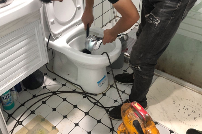 新城镇马桶堵塞自己疏通还是找师傅?专业上门服务让你省时更省心
