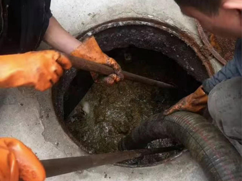 新城镇清理化粪池时如何避免沼气的危害?